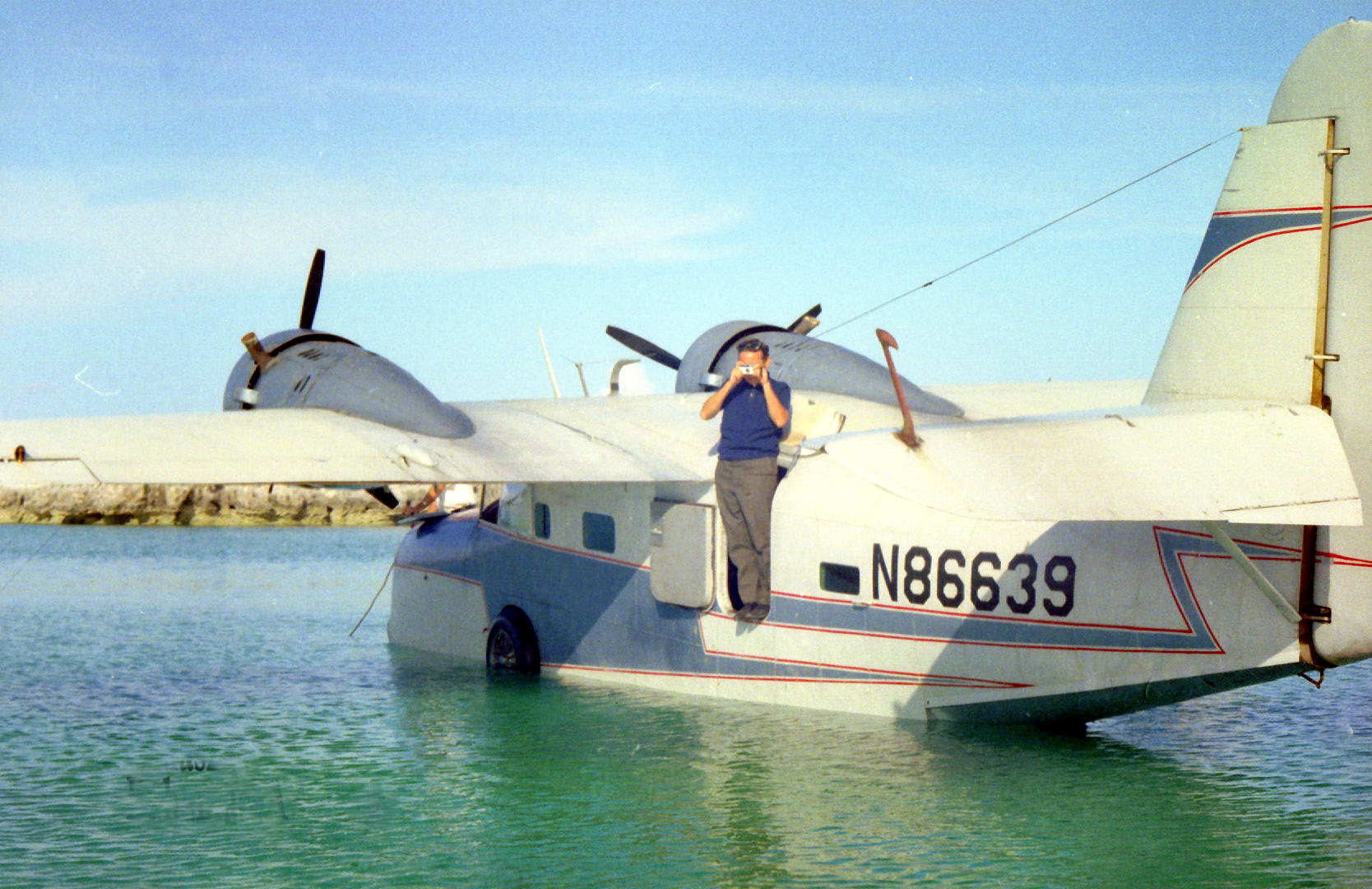 decca_bahamas_04_supply_plane.jpg