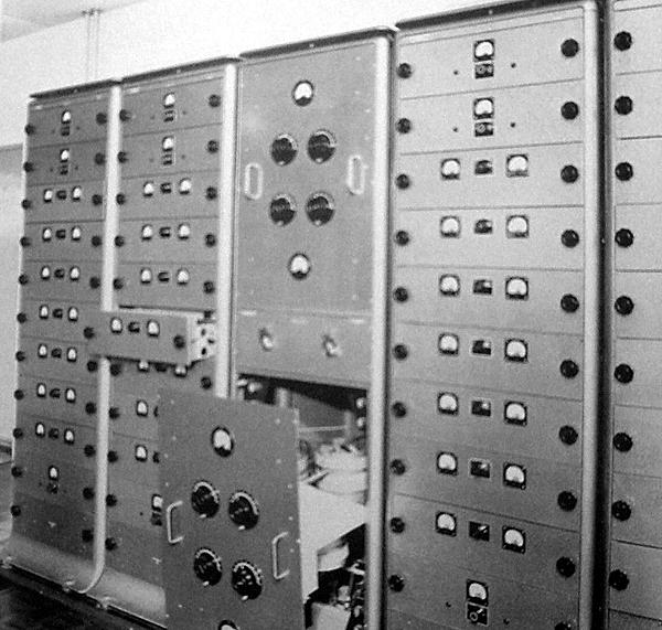 decca_trans_820transmitter_racks.jpg