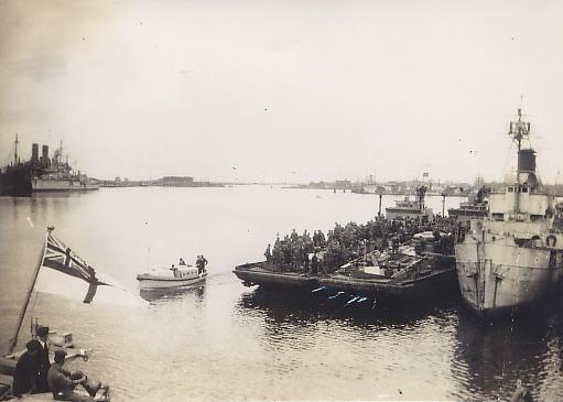 g89_wilhelmshaven_2dockedbarges.jpg